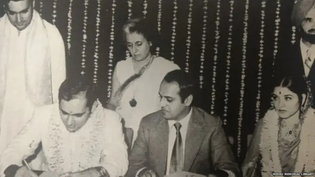 ਵਿਆਹ ਵੇਲੇ ਰਜਿਸਟਰਾਰ ਦੇ ਦਫ਼ਤਰ ਵਿੱਚ ਸੰਜੇ, ਮੇਨਕਾ, ਰਾਜੀਵ ਅਤੇ ਇੰਦਰਾ ਗਾਂਧੀ, ਨਾਲ ਹਨ ਨਵੀਨ ਚਾਵਲਾ (ਸੰਜੇ-ਮੇਨਕਾ ਦੇ ਵਿਚਾਲੇ