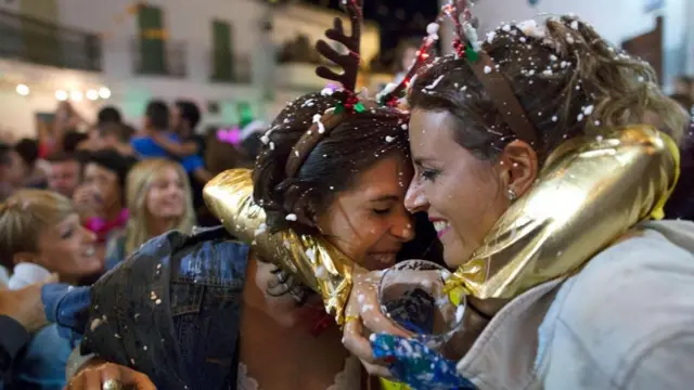 البلدة الإسبانية التي تحتفل ببداية العام الجديد في شهر أغسطس