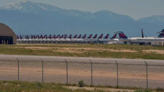 تُبقي شركات الطيران على أساطيلها من الطائرات على الأرض في مختلف أنحاء العالم، وقد أحالت بعضها إلى التقاعد قبل الموعد المحدد لذلك