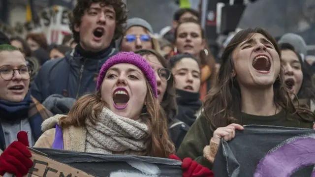 Protestocular Cumhurbaşkanı Macron aleyhinde slogan attı