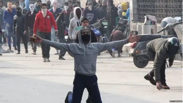 विरोध प्रदर्शन करते लोग