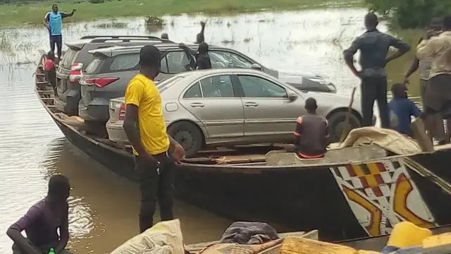 Des voitures transportées via des pirogues, vu l'etat de la voie terrestre