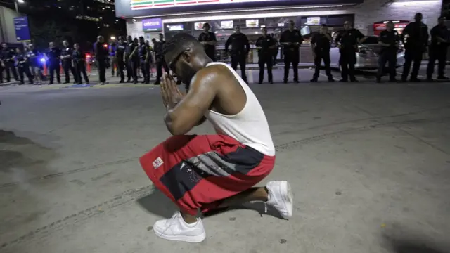 Manifestante rezando