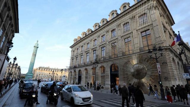Pessoas passam pela nova loja da Louis Vuitton em Paris