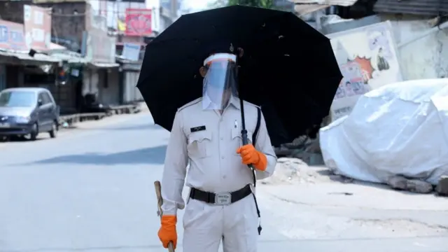 Un policía con protección en Bophal, India.