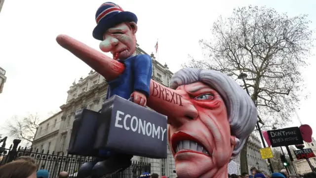 Muñeca gigante con el rostro de Theresa May y una nariz larga
