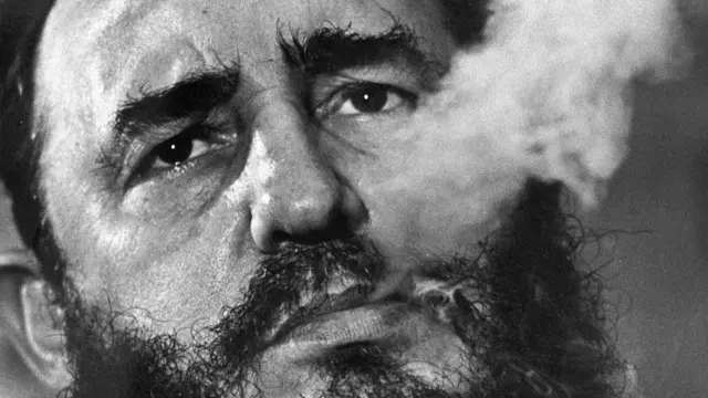 Fidel Castro fumando