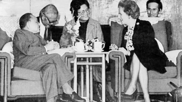 中国领导人邓小平与英国首相撒切尔夫人。