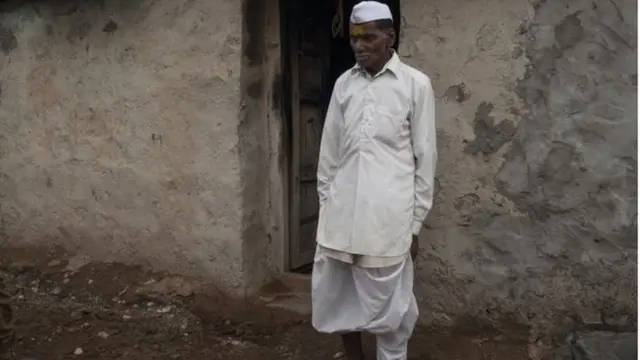 पाणी नसल्यामुळे दगडू बेलदार यांच्या कुटुंबातील लोकांनी गाव सोडलं आहे.