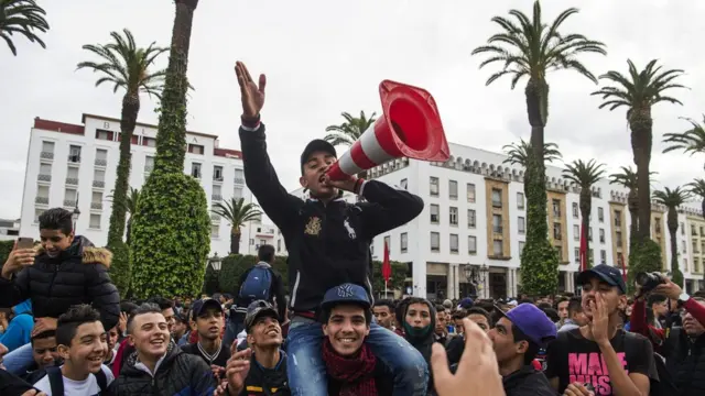 Wixata darbe barattoonni Morookoo magaalaa Raabaatitti yeroo waa'ee murtee yeroo gannaa eegduu yeroo ta'an mormuun daandiitti ba'an.