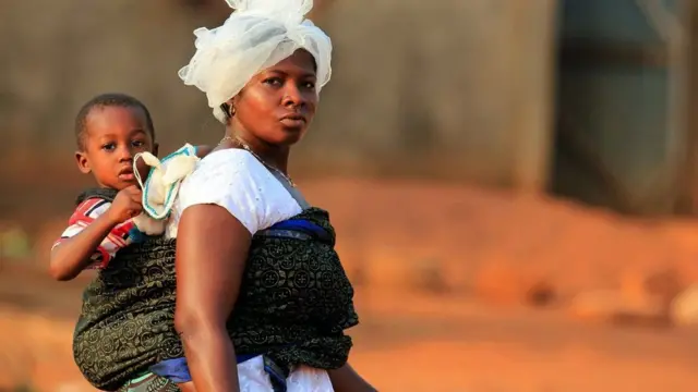 Дитина в слінгу