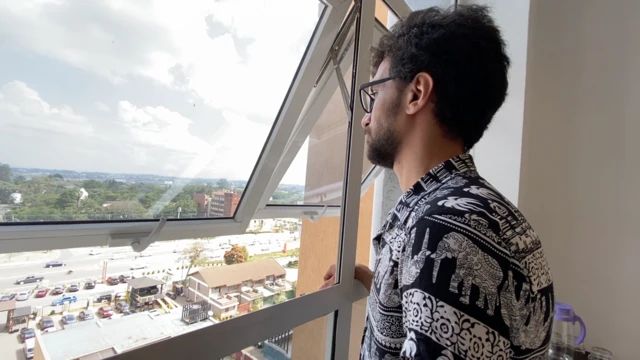 الصحفي المصري حسن البنا، مقيم حاليا خارج البلاد