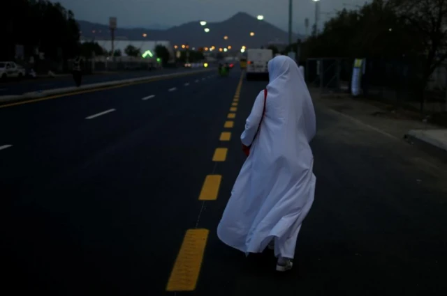 มุสลิมะห์ในชุดแสวงบุญสีขาวเดินทางไปยังทุ่งอาราฟัตเพื่อประกอบพิธีฮัจญ์วันแรก