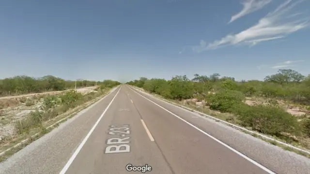 Imagem do Google Street View da rodovia BR-232 no agreste7games fazer download do appPernambuco,7games fazer download do appárea plana, com vegetação baixa nas laterais e sob céu azul