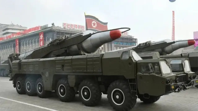 北朝鮮は中距離弾道ミサイルの発射実験を準備しているとみられている(写真は2010年に行われた軍事パレード)