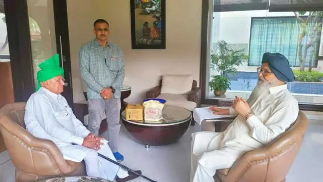 ओम प्रकाश चौटाला के साथ प्रकाश सिंह बादल