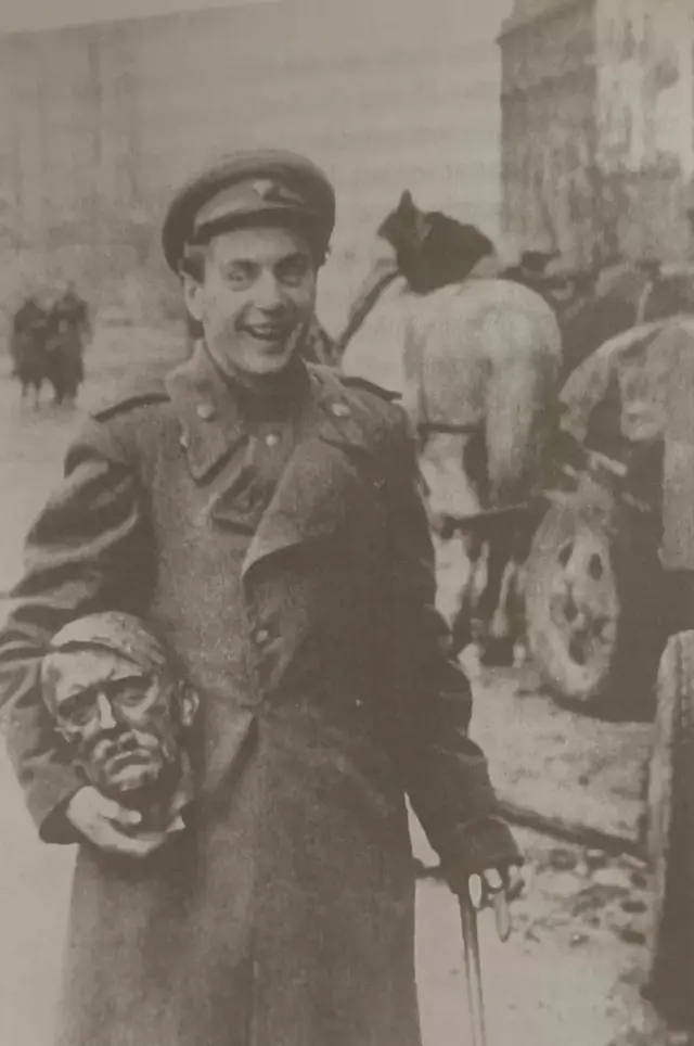 સોવિયત સૈનિકના હાથમાં હિટલરની મૂર્તિનું તૂટેલું માથું