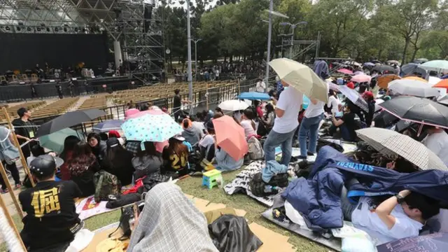 歌迷们自下午开始就到大安森林公园现场排队等待。