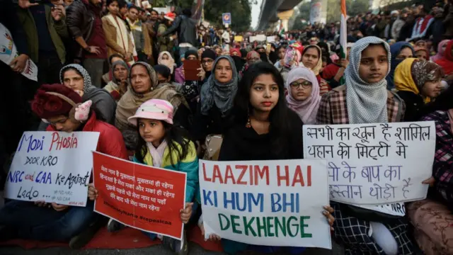 વિરોધ કરતાં લોકો