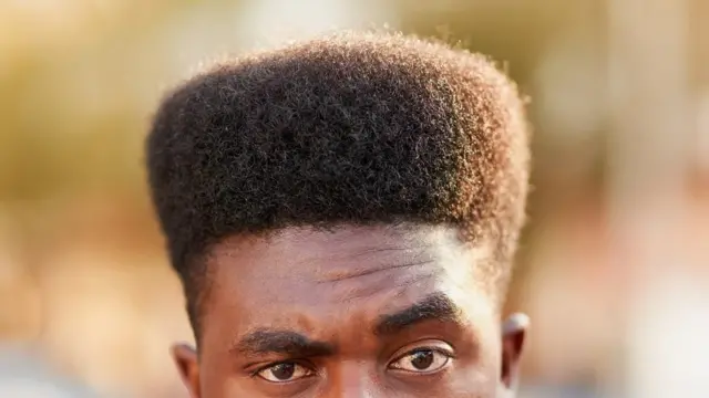 Юноша с высокой прической