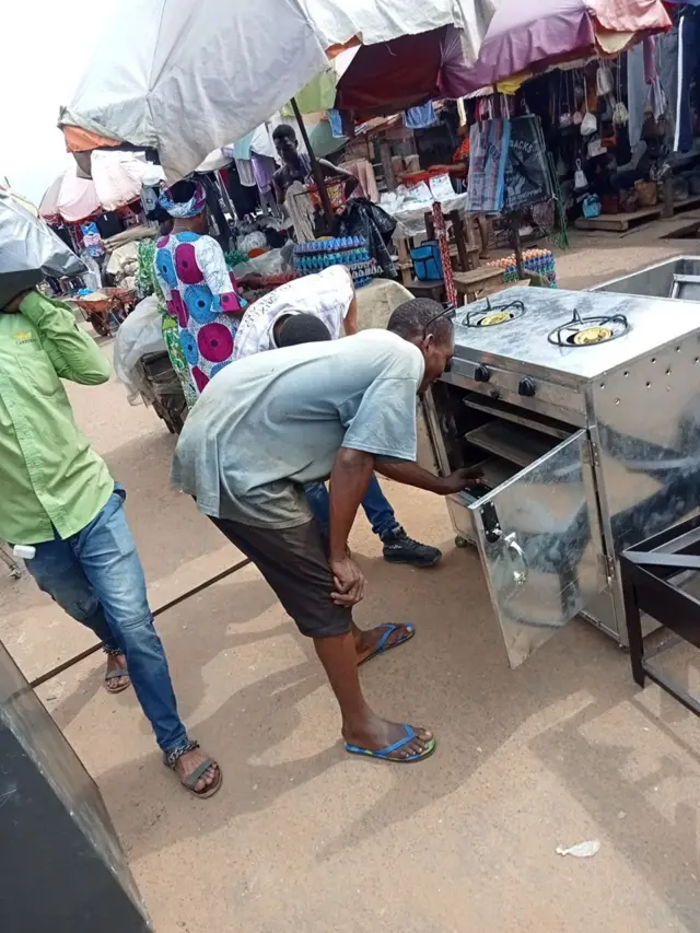 Obumnaeme and pesin dey check out one of im work