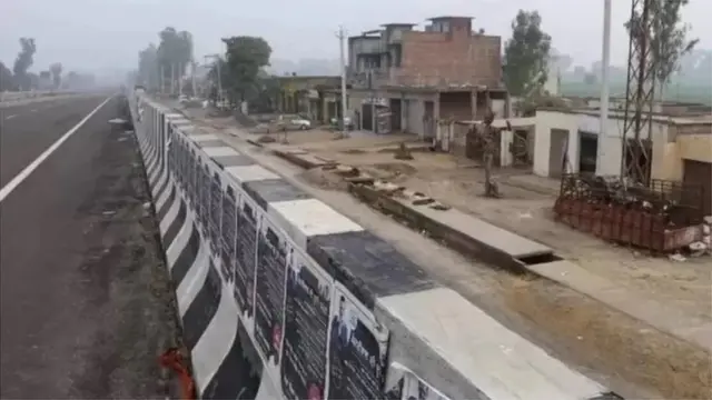 याच फ्लायओव्हरवर पंतप्रधानांच्या गाड्यांचा ताफा थांबला होता.