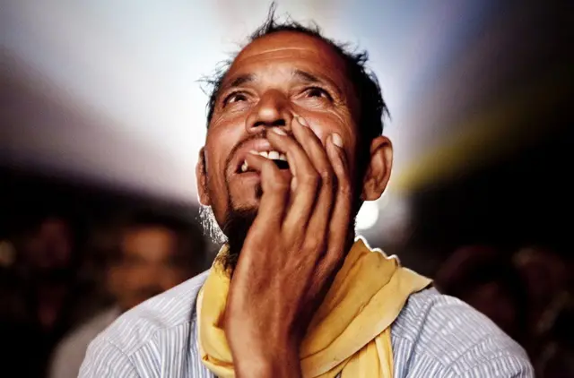 ટ્રાવેલિંગ સિનેમા નિહાળતા વ્યક્તિનો ફોટો