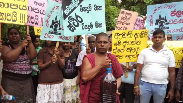 ජලය බෝතල් කිරීමේ කර්මාන්ත ශාලා කීපයක් ආරම්භ කර ජල මූලාශ්ර විනාශ කිරීමට උත්සාහ දරන බවට ප්රදේශවාසීහු ව්යාපාරිකයන්ට චෝදනා කරති