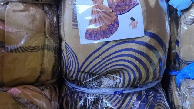 மாணவிகளுக்கு கொடுக்கப்பட்ட சேலைகள்