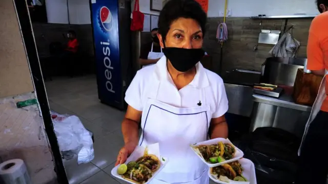 Mujer con tacos
