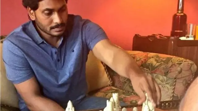 ஆந்திர மாநிலத்தில் கஷ்ட சுழல்களையும் மீறி உறுதியாய் எழுந்துள்ள ஜெகன் மோகன் ரெட்டி