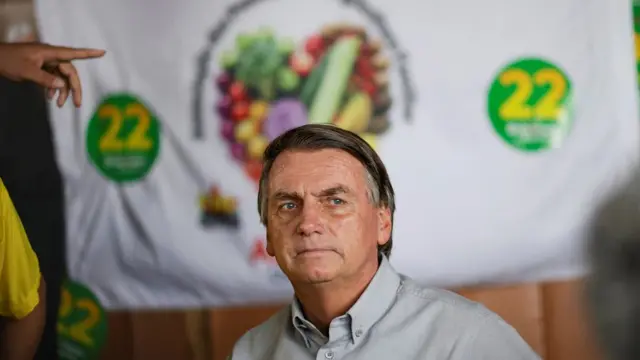 Bolsonaro olhando para o lado,jogo que da mais dinheiro na betanofrente a pano com adesivos e seu númerojogo que da mais dinheiro na betanocampanha