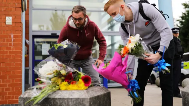 мемориал у центра содержания задержанных