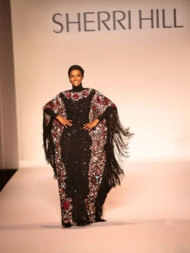 Halima Aden di panggung Sherri Hill.