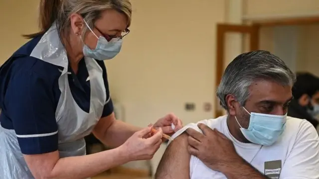 টিকা দেওয়া হচ্ছে।