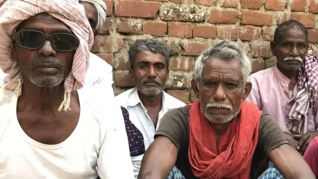 బథానీటోల నరమేధానికి ప్రత్యక్ష సాక్షులు (ఎడమ నుంచి) హీరాలాల్, యమునా రామ్, కపిల్, మార్వారీ చౌధరీ మల్లాహ్