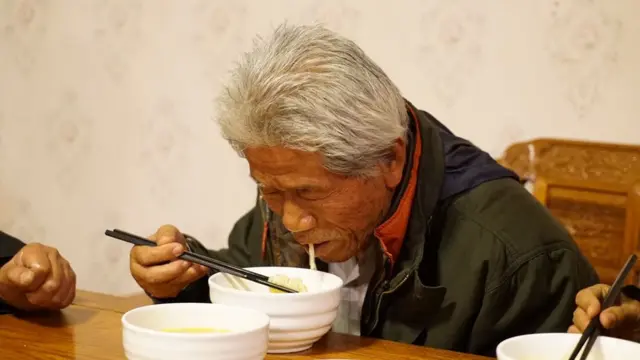 王琪终于吃到了思念了半个多世纪的家乡手擀面