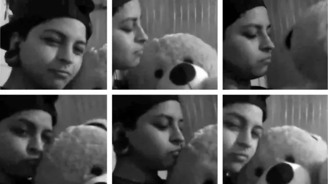 Nicole Saavedra Bahamondes abrazando un peluche.