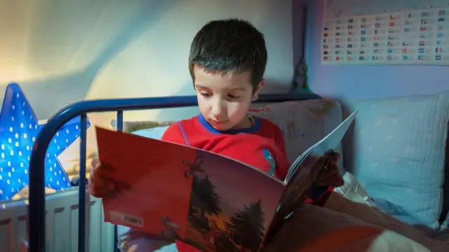 anak laki-laki membaca