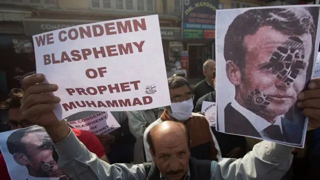 Fushin musulmi na ci gaba da ƙaruwa kan shugaban Faransa da kuma tunanin ɓatanci kan Musulunci da Annabi Muhammad, wanda ya haifar da kira a kauracewa kayayyakin Faransa da kuma yin gargaɗi ga Faransawa a ƙasashen Musulmi.