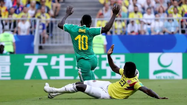 Davinson Sánchez evita el gol de Sadio Mané