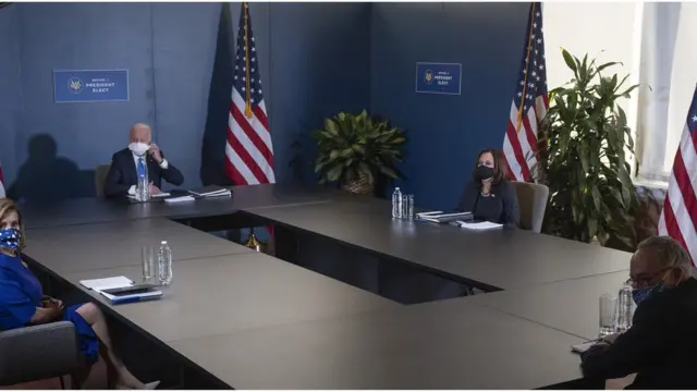 جو بايدن ونائبته كامالا هاريس في اللقاء المشترك مع نانسي بيلوسي وتشاك شومر