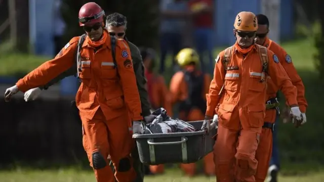 Bombeiros carregam corpo encontradoblaze dinheiro de bonusBrumadinho (MG)