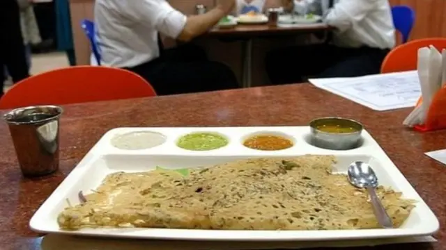 एंबुलेंस में कोर्ट पहुंचे सरवण भवन के मालिक