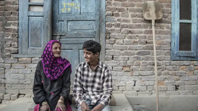 बिलाल आणि त्याची आई मुगली त्यांच्या घराबाहेर