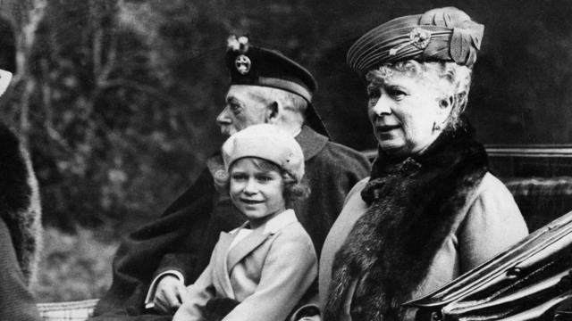 伊麗莎白公主（中）與祖父英王喬治五世（左）和祖母瑪麗王后（右）一同搭乘開篷馬車（5/9/1932）