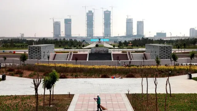 Китайский город-призрак: пустые жилые кварталы, пустые торговые центры, пустынные площади и парки