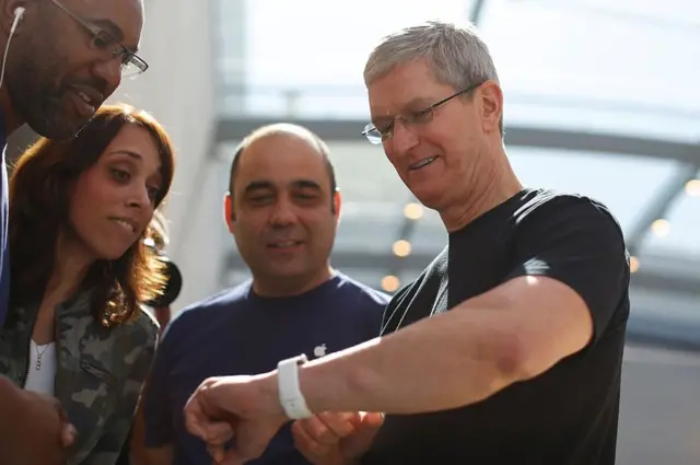Tim Cook, CEO de Apple, mostrando un Apple Watch