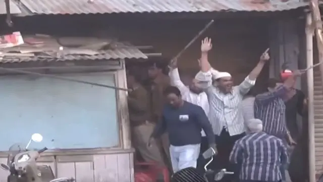 પોલીસને પથ્થરમારાથી બચાવવાનો પ્રયત્ન