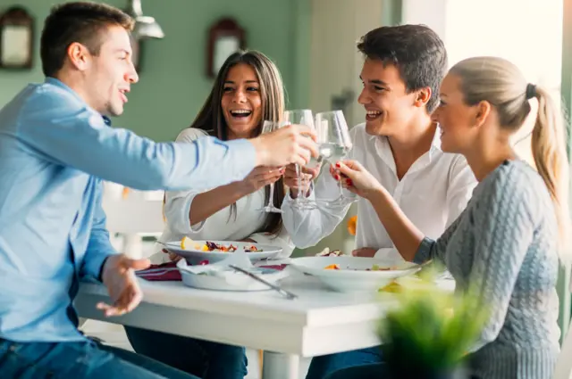 Amigos cenando en un restaurante